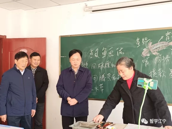 赵洪斌视察淳化老年大学2.webp.jpg
